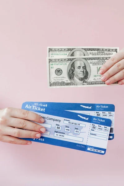Pas, dolary a letenku v ženské ruce na růžovém pozadí. Cestovní koncept, kopírování místa — Stock fotografie