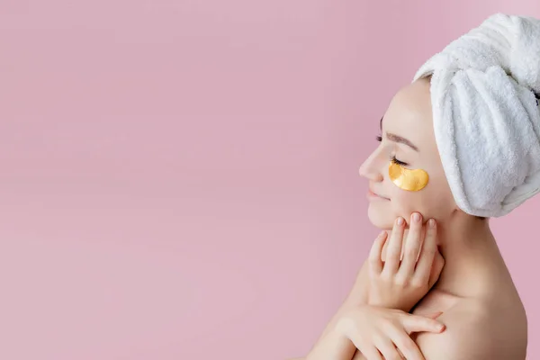 Portret van schoonheid vrouw met oog patches op roze achtergrond. Wo — Stockfoto