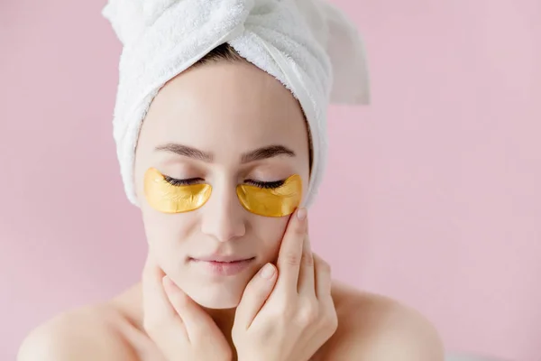 Retrato de la mujer de belleza con parches para los ojos sobre fondo rosa. Wo. — Foto de Stock