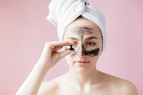 Peeling cosmético de belleza. Primer plano hermosa joven hembra con bla — Foto de Stock