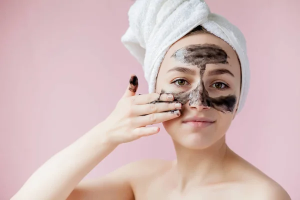 Beauty Cosmetic Peeling. Closeup Beautiful Young Female With Bla — Stock Photo, Image