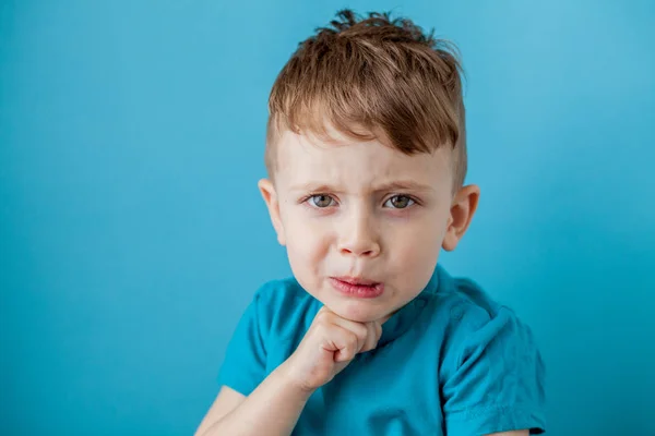 Petit garçon de taux de mélange faire visage amusant dans de nombreuses émotions — Photo