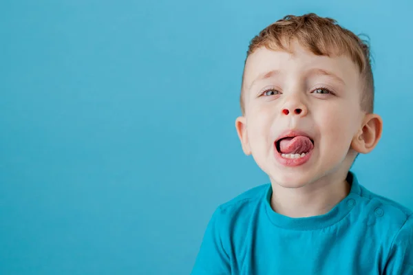 Petit garçon de taux de mélange faire visage amusant dans de nombreuses émotions — Photo