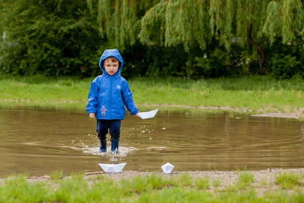 Portrait d'un garçon mignon jouant avec un bateau fait main. jardin d'enfants — Photo