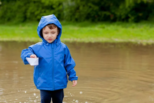 Portrait d'un garçon mignon jouant avec un bateau fait main. jardin d'enfants — Photo