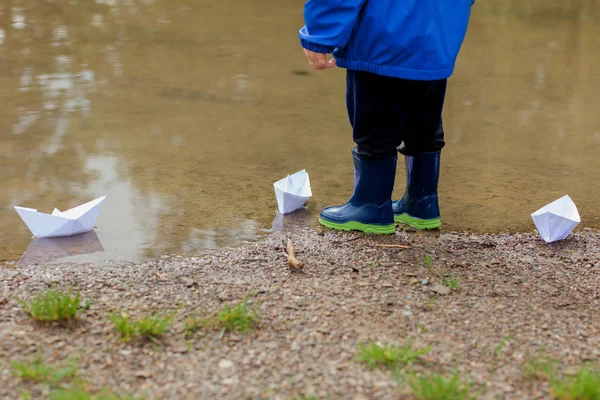 Porträt eines süßen Jungen, der mit einem handgefertigten Schiff spielt. Kindergarte — Stockfoto