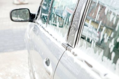 Oto yıkama köpüklü oto yıkama istasyonu. Cennet. Çamaşır makinesi istasyonda. Araba yıkama kavramı. Köpük arabaya