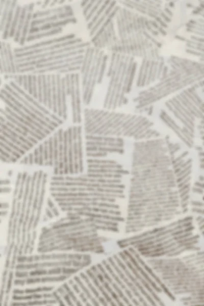 Schwarz-weiß wiederholender zerrissener Zeitungshintergrund. kontinuierliches Muster links, rechts, oben und unten — Stockfoto