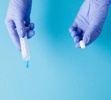 Medikal Ürünler şırınga ve hap vererek eller kadın. Seçiminizi yapın