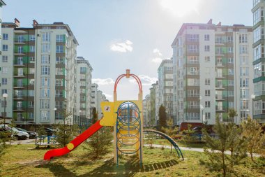 Yeni Çocuk Bahçesi yakınındaki bir daire bina
