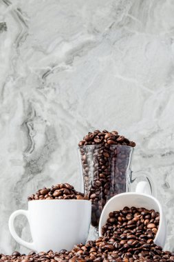 Mermer arka planda fincan ve kahve çekirdekleri siyah kahve. Üst görünüm, metin alanı