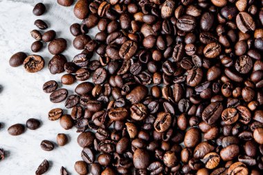 Metin için kopya alanı ile mermer arka plan üzerinde Kahve çekirdekleri. Kahve arka plan veya doku kavramı