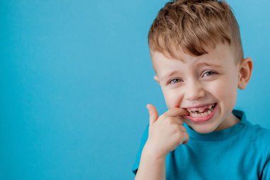 Küçük mix oranı çocuk dalga çok duygu yüzüne