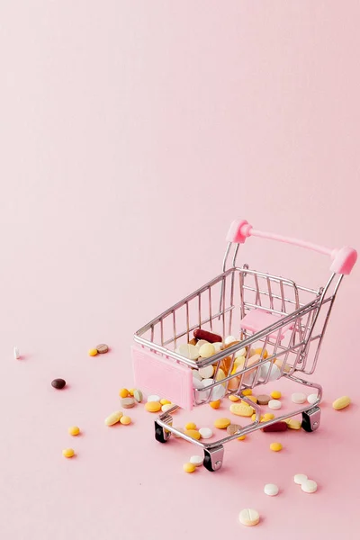 Bevásárlókosár a szupermarketben tele tabletták és gyógyszerek — Stock Fotó