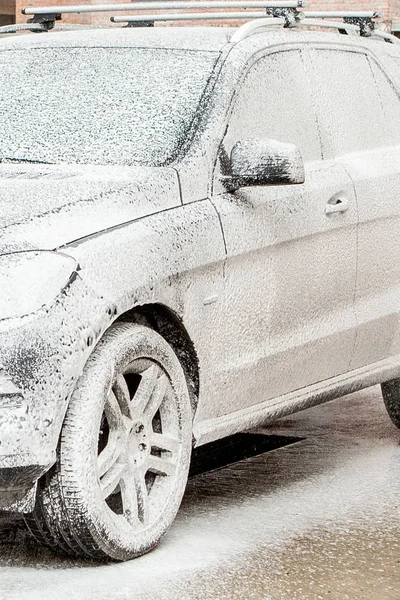 Autolavaggio con schiuma nella stazione di lavaggio auto. Lavaggio auto. Lavatrice alla stazione. Concetto di lavaggio auto. Auto in schiuma — Foto Stock