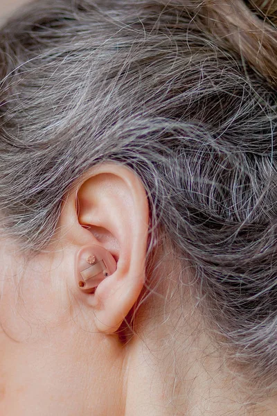 Closeup εισαγωγή βαρηκοΐας στα αυτιά της ανώτερος γυναίκα — Φωτογραφία Αρχείου