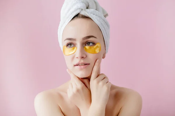 Portrait of Beauty Woman with Eye Patches di latar belakang merah muda. Wanita berwajah cantik dengan topeng di bawah mata. Indah Perempuan dengan rias alami dan Kosmetik Emas Colagen Patch pada Kulit Wajah Segar — Stok Foto