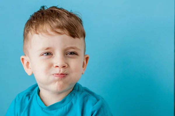 Petit garçon de taux de mélange faire visage amusant dans de nombreuses émotions — Photo