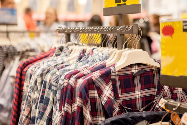 La ropa cuelga de un estante. Perchas de tela con camisas. Ropa elegante de los hombres — Foto de Stock