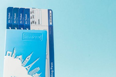 Mavi arka planda pasaport uçak bileti. Seyahat konsepti, kopya s