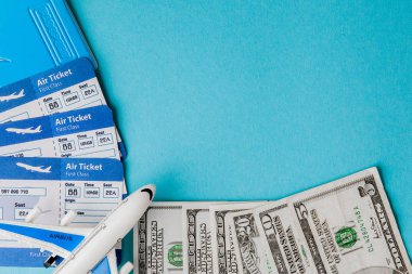 Pasaport, dolar, uçak ve hava bileti mavi bir arka planda. Tr