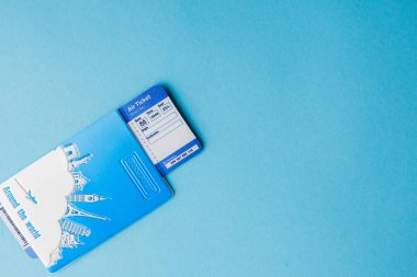 Pembe arka planda pasaport ve uçak bileti. Seyahat konsepti, co