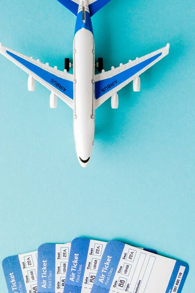 Paspoort, vliegtuig en lucht ticket op een blauwe achtergrond. Reizen c — Stockfoto