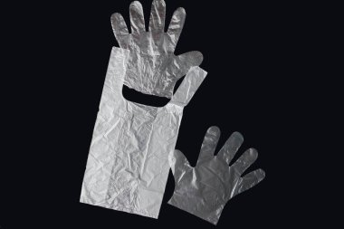 Siyah bir arka planda kolları, eldiven, plastik torba. İkinci el p