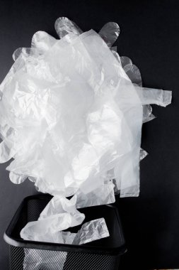 Kolları ile plastik torba, siyah bir artalan üzerinde bin eldiven