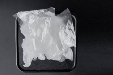 Kolları ile plastik torba, siyah bir artalan üzerinde bin eldiven