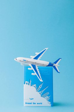 Pasaport ve uçak mavi bir arka planda. Seyahat konsepti, kopya