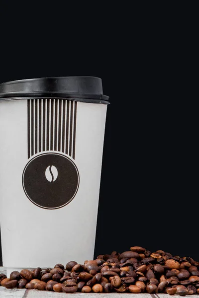 Svart kaffe i vit bägare och kaffebönor på svart bakgrund. Övre vy, plats för text — Stockfoto