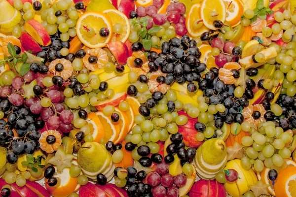 Auswahl an gesunden rohen Früchten, Plattenhintergrund, Apfel, Birne, Trauben, Orange, Mandarine, Draufsicht, selektiver Fokus — Stockfoto
