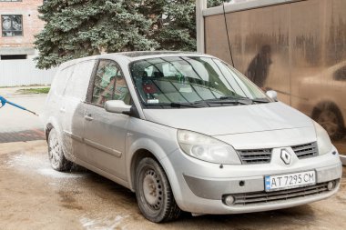 Kiev, Ukrayna-Mayıs 15, 2019 araç yıkama istasyonunda köpük ile araba yıkama. Carwash. İstasyonda çamaşır makinesi. Araba yıkama konsepti. Köpük araba