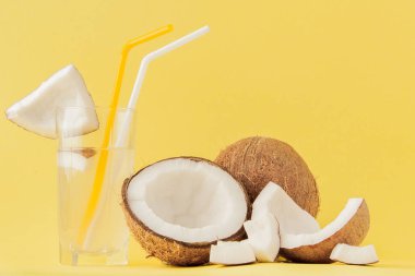 Sarı arka plan üzerinde bir pipet ile Taze Hindistan cevizi kokteyl, kopya 