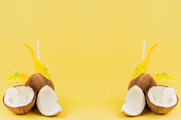 노란색 배경에 빨대가 있는 신선한 코코넛 칵테일, 복사 — 스톡 사진