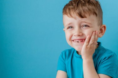 Küçük mix oranı çocuk dalga çok duygu yüzüne