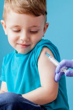 Aşılama konsepti. Kadın doktor aşık sevimli küçük çocuk o