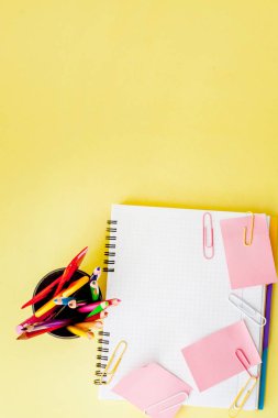 Metin alanı ile okul konseptine geri dönün. Üst görünüm. Boşluk Kopyala