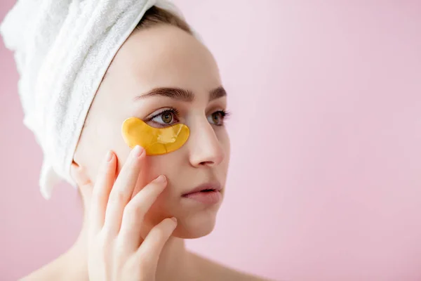 Retrato de la mujer de belleza con parches para los ojos sobre fondo rosa. Wo. — Foto de Stock