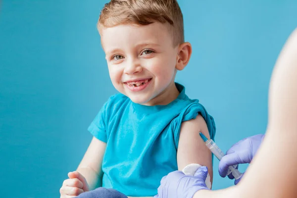 Vaccinatie concept. Vrouwelijke arts vaccineren schattige kleine jongen o — Stockfoto