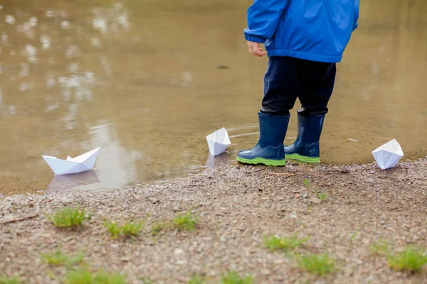 Portrait of cute kid boy playing with handmade ship. kindergarte — Stock Photo, Image