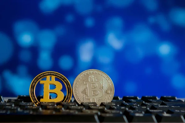 Bitcoin valuta sul computer tastiera su sfondo bokee. Virtua — Foto Stock