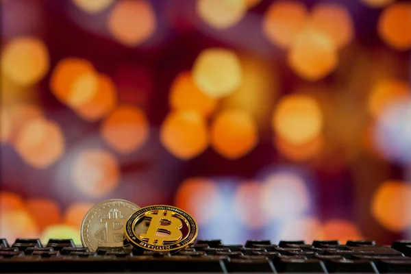 Bitcoin monnaie sur l'ordinateur du clavier sur fond bokee.Virtua — Photo