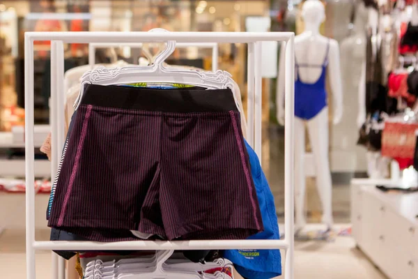 Primer plano Troncos de baño de hombre en la tienda . — Foto de Stock