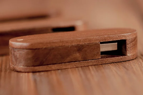 Clé USB en bois sur bureau en bois — Photo
