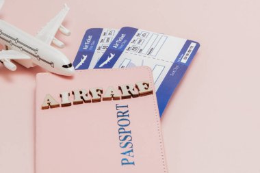 Yazıt hava ücreti, uçak, hava bileti ve para pembe bir arka planda. Seyahat konsepti, kopya alanı