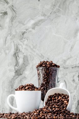 Mermer arka planda fincan ve kahve çekirdekleri siyah kahve. Üst görünüm, metin alanı