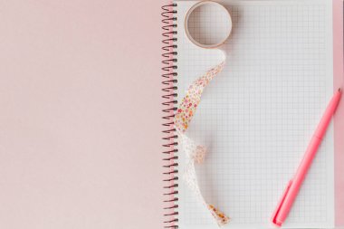 Okula geri dön. Pembe arka plan üzerine kalem ve kalem ile defter, kalem kasa