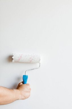 kadın el beyaz bir arka plan üzerinde izole bir rulo tutarak
